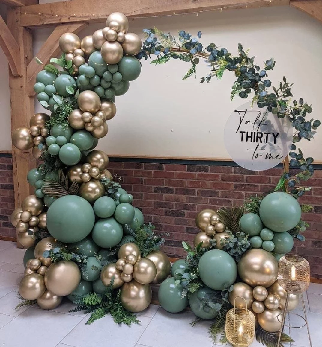 Arco floral orgánico con globos para boda